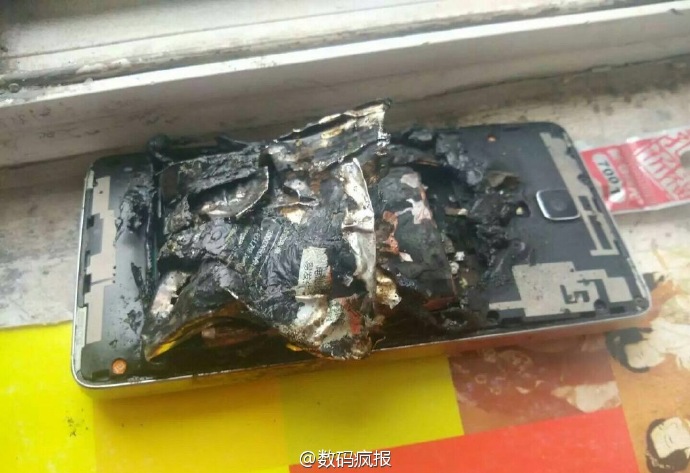 Xiaomi Mi 4 взорвался во время зарядки!