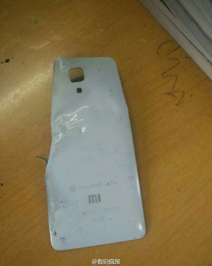 Xiaomi Mi 4 взорвался во время зарядки!