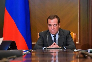 РФ: Медведев поддержал снижение порога беспошлинного ввоза до €20